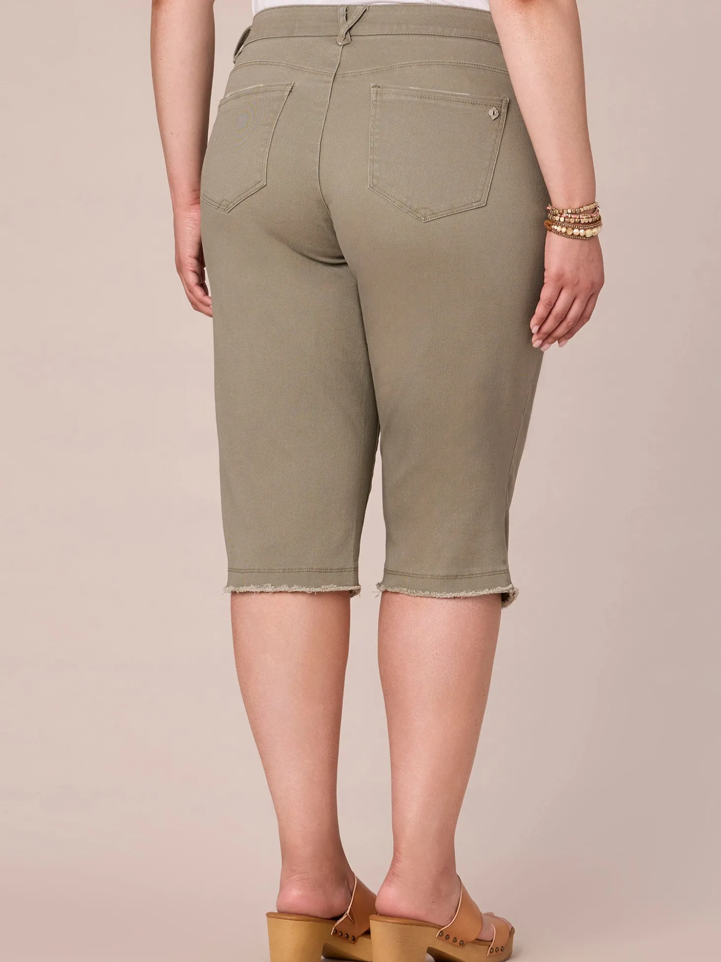 "Ab"solution Plus Size Mid-Rise Frayed Hem Skimmer Pants