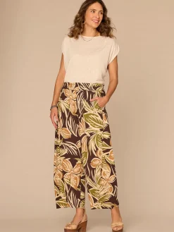 Extended Shoulder Sleeve Scallop Edge Boat Neck Shirttail Hem Knit Top